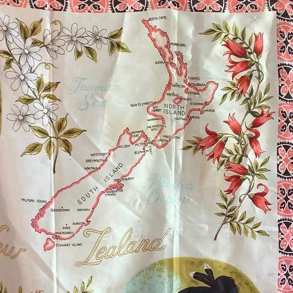 VTG New Zealand Map & Māori Scarf - Picture 4 of 6